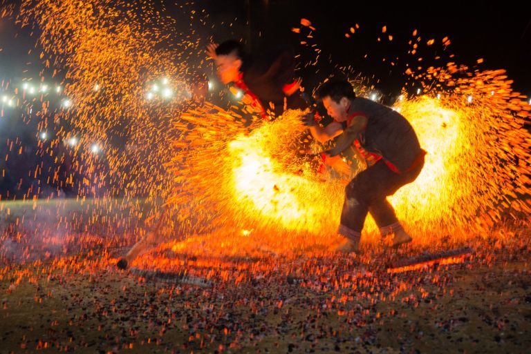 Lễ hội nhảy lửa của người dân tộc Pà Thẻn cực kì độc đáo với màn nhảy qua những đống lửa cháy rực cực kì nóng 