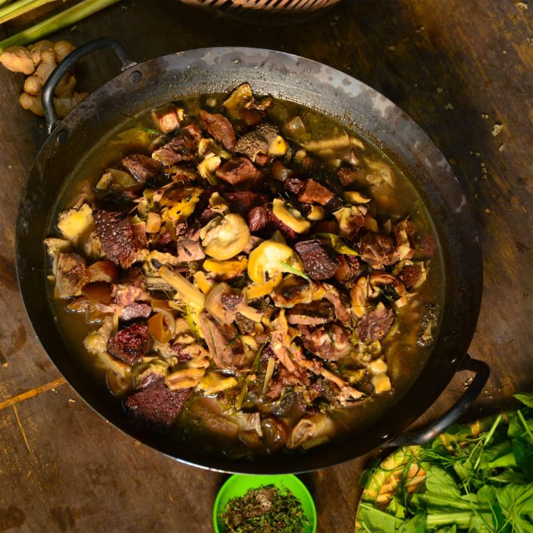 Đặc sản thắng cố của Hà Giang được làm từ thịt ngựa, khiến nhiều du khách tò mò về hương vị