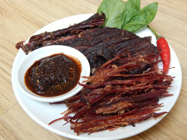 Thịt trâu gác bếp nổi tiếng với hương vị cay tê đặc trưng của người dân tộc Thái 