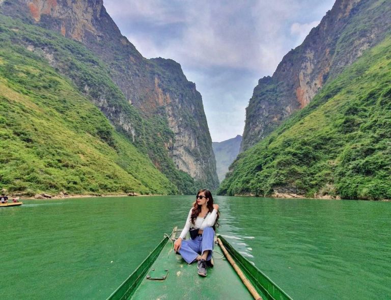 Đi thuyền trên sông Nho Quế để vừa ngắm nhìn khung cảnh vừa cho ra những bức hình sống ảo với background cực xin xò.