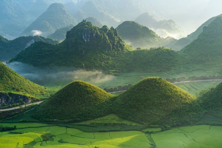 Núi Đôi Quản Bạ với vẻ đẹp hài hòa, hiếm có thu hút khách du lịch Hà Giang tự túc.
