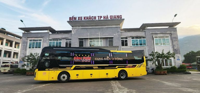 Có nhiều tuyến xe khách từ Hà Nội đi Hà Giang mà khách du lịch Hà Giang tự túc có thể tham khảo.