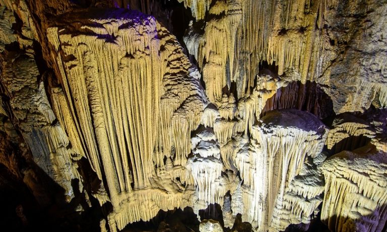 Còn rất nhiều điều kỳ thú mà du khách có thể khám phá bên trong hang Lùng Khúy Hà Giang