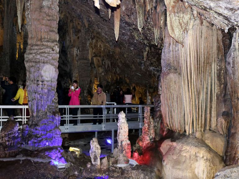 Mỗi năm, hang Lùng Khúy Hà Giang vẫn thu hút đông đảo khách du lịch gần xa ghé tới tham quan 