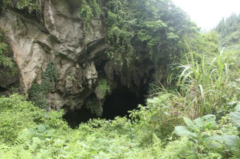 Hang Nà Luồng Hà Giang nằm giữa huyện Yên Minh và huyện Đồng Văn