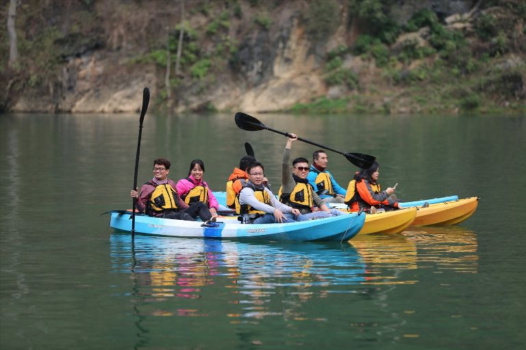 Thuyền Kayak được nhiều bạn trẻ lựa chọn vì dễ dàng sử dụng và có giá thành phải chăng