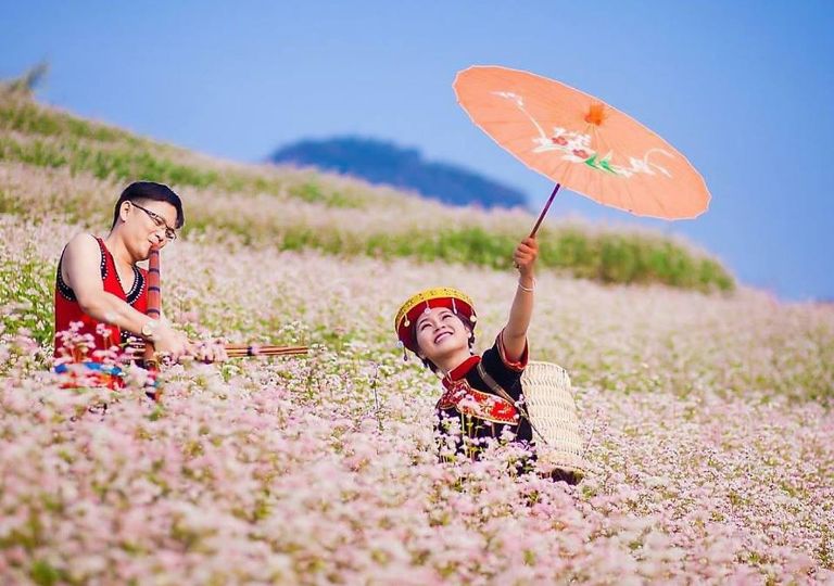 Diện trên người những bộ trang phục truyền thống của dân tộc và hòa mình vào vẻ đẹp của cánh đồng hoa được nhiều du khách hưởng ứng 