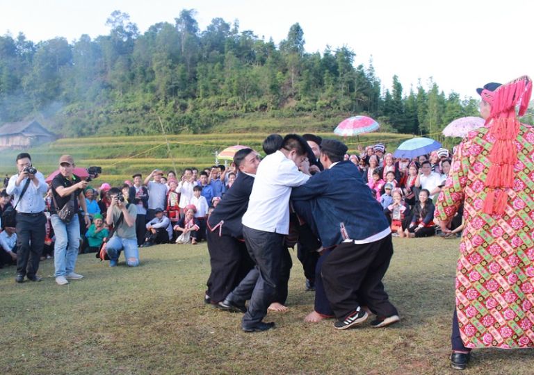 Vật chày là một trò chơi dân gian được người Dao đỏ tổ chức thường xuyên vào mỗi dịp có lễ hội 
