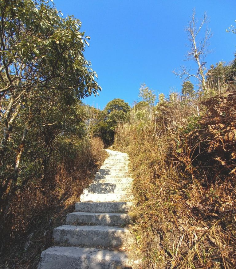 Để đến với đỉnh núi Chiêu Lầu Thi, bạn sẽ phải đối mặt với một chặng đường dài khoảng 10 km và khá nhiều đá cuội rải rác trên đường