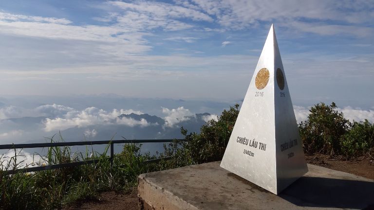Núi Chiêu Lầu Thi ở Hoàng Su Phì được xem là một địa điểm hấp dẫn cho các hoạt động du lịch như trekking và săn mây, đồng thời là một nơi nổi tiếng đối với các tour du lịch tại Hà Giang