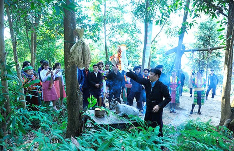 Vào tháng Giêng hoặc tháng hai Âm lịch, lễ cúng sẽ được tổ chức ở một ngôi miếu nhỏ trong rừng cấm cùng toàn thể người làng 