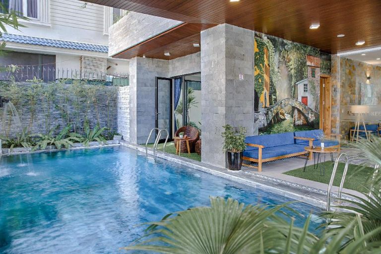 Bể bơi nằm giữa không gian xanh của cây cối được xây dựng ngay dưới sảnh tầng 1 của căn hộ nên vô cùng tiện lợi