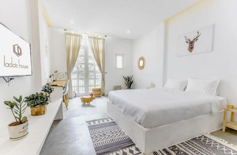 Căn phòng màu trắng tinh khôi mang đến không gian nhã nhặn cùng đồ dùng được decor siêu xinh tại homestay Đà Nẵng 2 người
