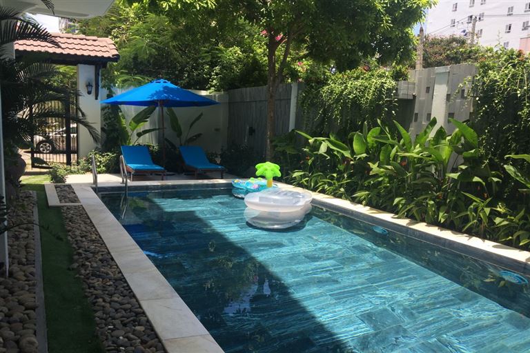 Bể bơi ngoài trời của AnNam Villa homestay được trồng nhiều loại cây xung quanh nên khách hàng không sợ bị nắng. 