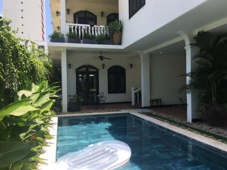 Homestay AnNam Villa là homestay Đà Nẵng có bể bơi được thiết kế theo phong cách thượng lưu xưa. 