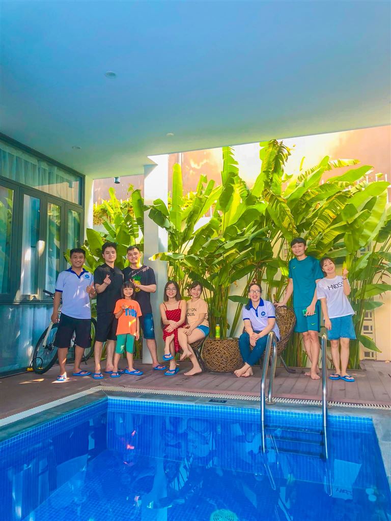 Khách hàng và gia đình, bạn bè check-in cực đẹp tại bể bơi của Vivian homestay. 