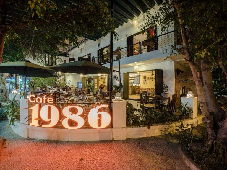1986 homestay còn sở hữu không gian cà phê thơ mộng nhìn ra sông Hàn thơ mộng tại homestay Đà Nẵng gần biển