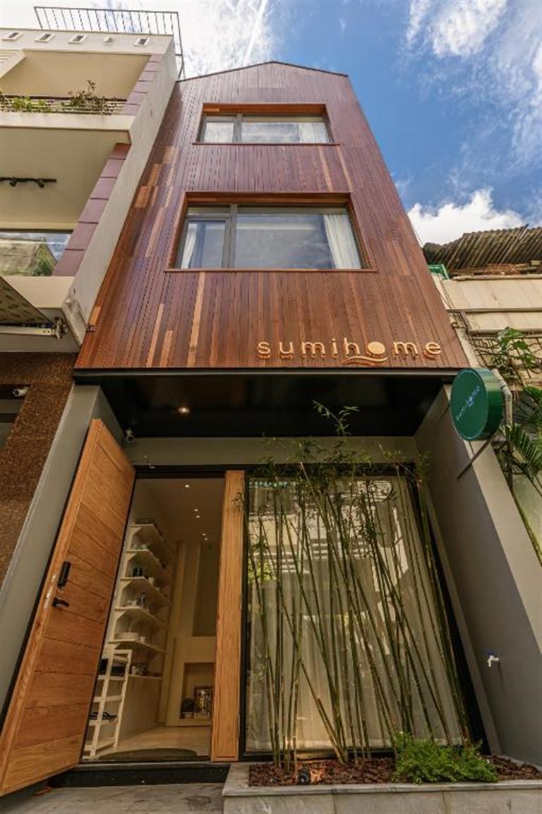 Thiết kế bên ngoài bằng gỗ nâu trầm gây ấn tượng mạnh với du khách khi tới Sumi homestay. 