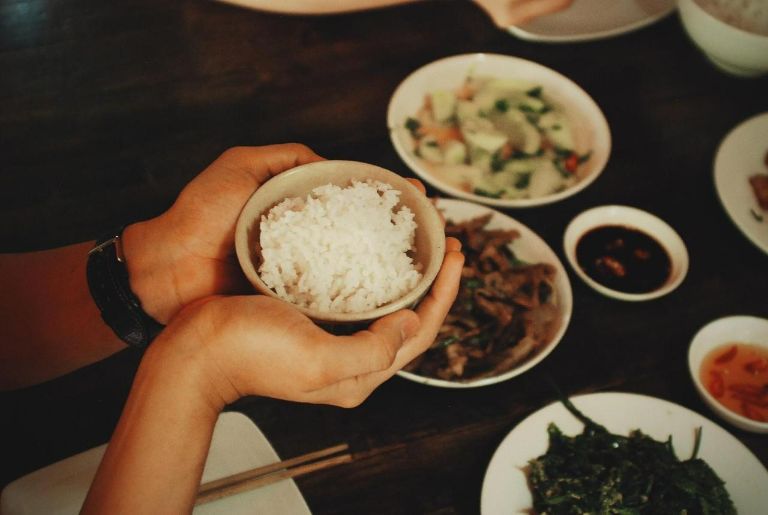Bữa cơm thân mật được nấu bởi chủ căn homestay với các món ăn mang đậm nét Hà Giang được khách du lịch yêu thích