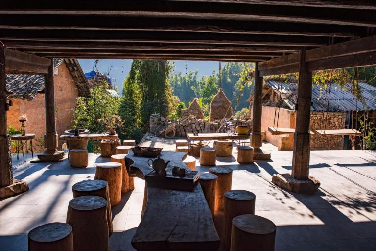 Khu vực uống nước được thiết kế độc đáo với bộ bàn ghế được làm từ gỗ quý 