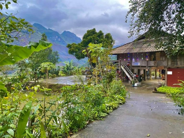Đường đến Stream Lodge Du Già homestay bằng phẳng và dễ di chuyển chính là điểm mạnh thu hút đông đảo du khách ghé tới