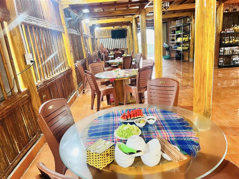 Du khách sẽ được dùng bữa tại không gian nhà hàng Lô Lô ấm cúng với các món ăn địa phương hấp dẫn.