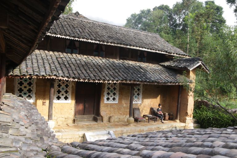Auberge de Mèo Vạc là homestay được phục dựng lại từ một ngôi nhà cổ của người Mông có tuổi đời 100 năm