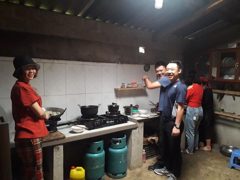 Khu vực phòng bếp để du khách tự mình trổ tài nấu nướng trong thời gian nghỉ ngơi tại homestay Quản Bạ Hà Giang này 