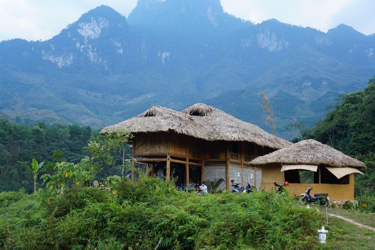 Tớ Dày Du Già Village homestay là khu nghỉ dưỡng đầu tiên của Du Già, mang đậm thiết kế truyền thống xưa