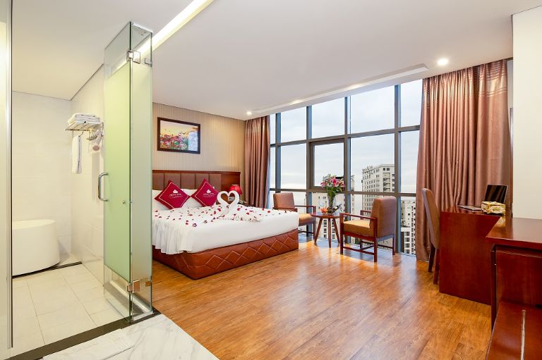 Khách sạn sử dụng giường King Size được trang trí rất phù hợp với những cặp đôi