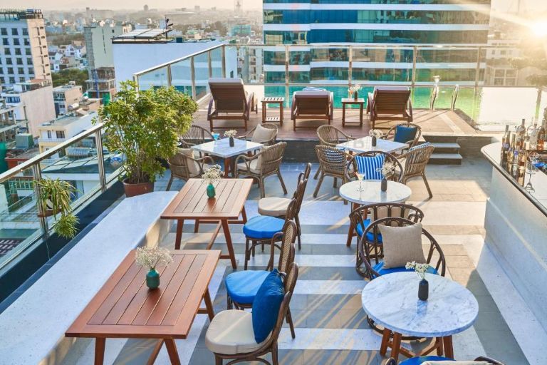 Khách sạn 4 sao đà nẵng sở hữu 1 quầy bar nho nhỏ trên tầng thượng ngay cạnh bể bơi vô cực có tầm nhìn ôm trọn thành phố và bãi biển 
