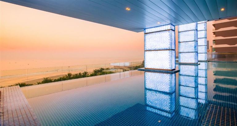 Bể bơi vô cực được đặt tại tầng 5 của khách sạn nên có tầm nhìn cực chill xuống phía biển. 