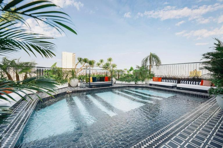 Bể bơi rộng lớn là địa điểm lý tưởng để du khách trải nghiệm cũng như check-in sống ảo tại khách sạn Đà Nẵng gần sân bay 