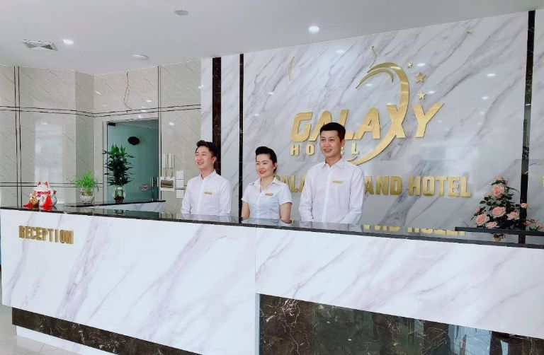 Nhân viên tại Minh Toàn hotel luôn tận tình chăm sóc khách du lịch