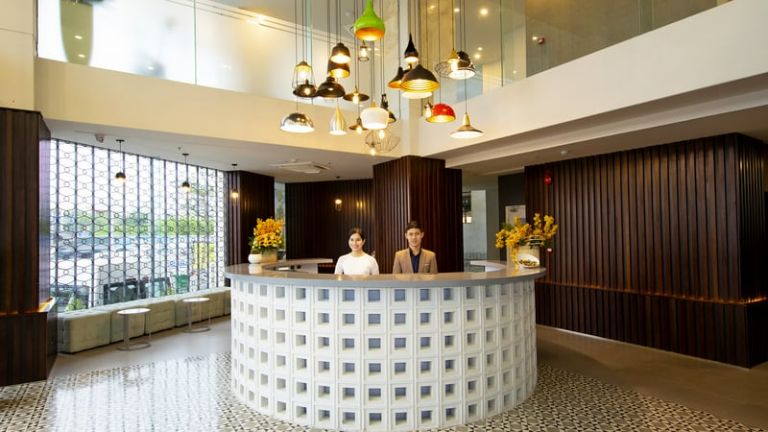 Khu vực quầy lễ tân của Gran Cititel Hotel được thiết kế dưới sảnh là địa điểm hỗ trợ khách hàng 24/7