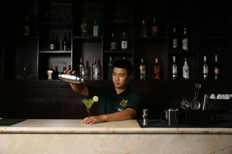 Quầy bar yên tĩnh với đủ loại đồ uống là khu vực được nhiều vị khách yêu thích hương vị cocktail lựa chọn
