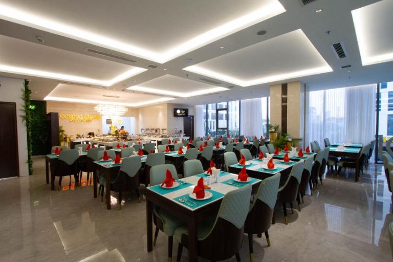 Cordial Grand Hotel sở hữu một nhà hàng riêng sức chứa lớn chuyên phục vụ nhiều món ăn Á, Âu được chế biến cẩn thận 