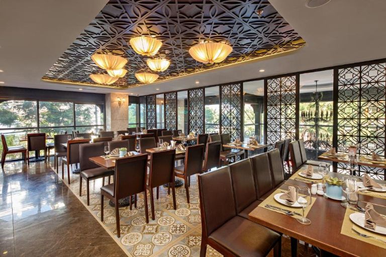 Nhà hàng Cosmos có phong cách thiết kế cổ điện nằm trên tầng 2 khách sạn được mở cửa cả ngày