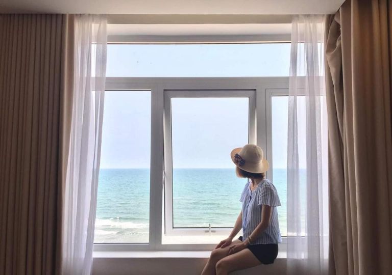 Tất cả các phòng của khách sạn đều có những ô cửa sổ lớn hướng thẳng biển để du khách dễ dàng chiêm ngưỡng quang cảnh thơ mộng bên ngoà