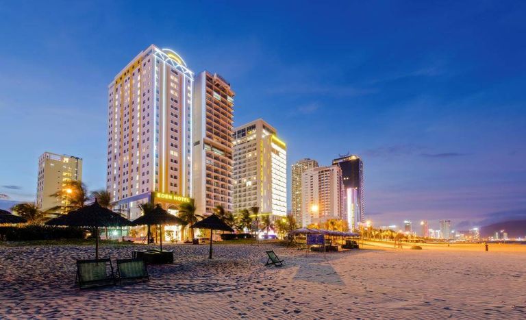 Tọa lạc ngay tại bãi biển Mỹ Khê, khách sạn Eden luôn được khách du lịch ưu ái lựa chọn