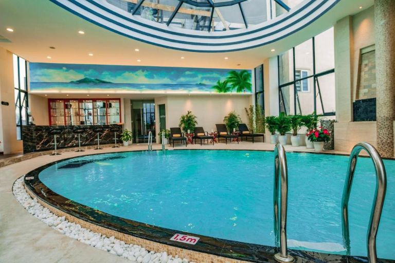 Bể bơi nhà kính hiện đại sẽ mang đến cho mọi người trải nghiệm bơi lội có một không hai khi nghỉ dưỡng tại khách sạn Đà Nẵng Bạch Đằng