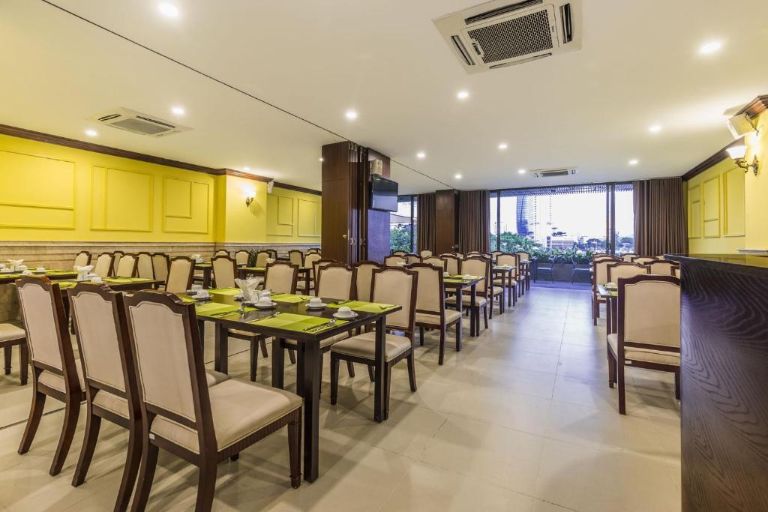 Nhà hàng thiết kế tinh tế có không gian mở giúp thực khách vừa thưởng thức bữa sáng vừa dễ dàng chiêm ngưỡng quang cảnh bên ngoài - khách sạn đà nẵng bạch đằng