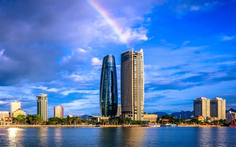 Novotel Đà Nẵng là khách sạn 5 sao cao cấp nằm ngay cạnh bờ sông Hàn ôm trọn vẻ đẹp thành phố từ trên cao
