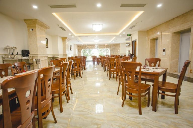 Nhà hàng rộng rãi có sức chứa lớn chuyên phục vụ bữa sáng buffet từ sớm với thực đơn đa dạng được chế biến cầu kỳ - khách sạn đà nẵng bạch đằng