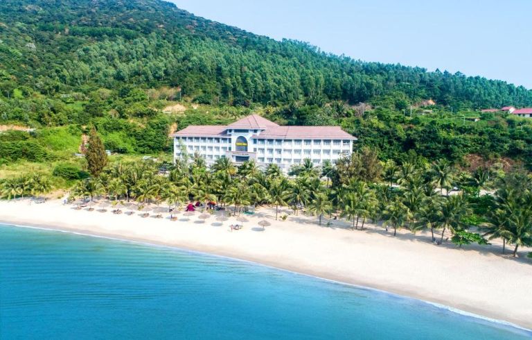 Khách sạn Navy nằm trên bán đảo Sơn Trà với bãi biển riêng Tiên Sa.