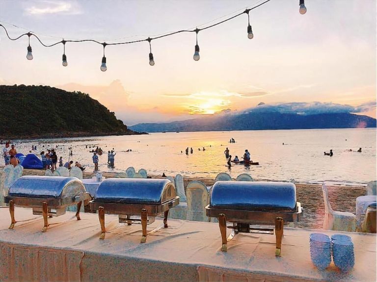 Nhà hàng buffet bữa tối của khách sạn phục vụ ngay trên biển Tiên Sa.