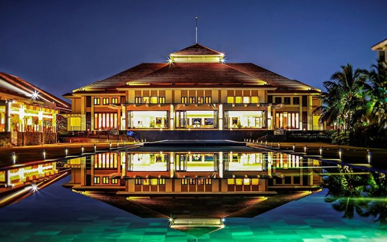 Pullman Đà Nẵng là khách sạn có hồ bơi vô cực được trang bị đèn sợi quang của Krislite đầu tiên tại Việt Nam.