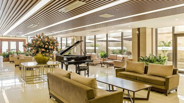 Không gian phòng chờ tại Rosamia Hotel - khách sạn Đà Nẵng gần biển thoáng mát, lắp cửa kính 4 mặt xung quanh cùng sự nhiệt tình của nhân viên khiến du khách hài lòng