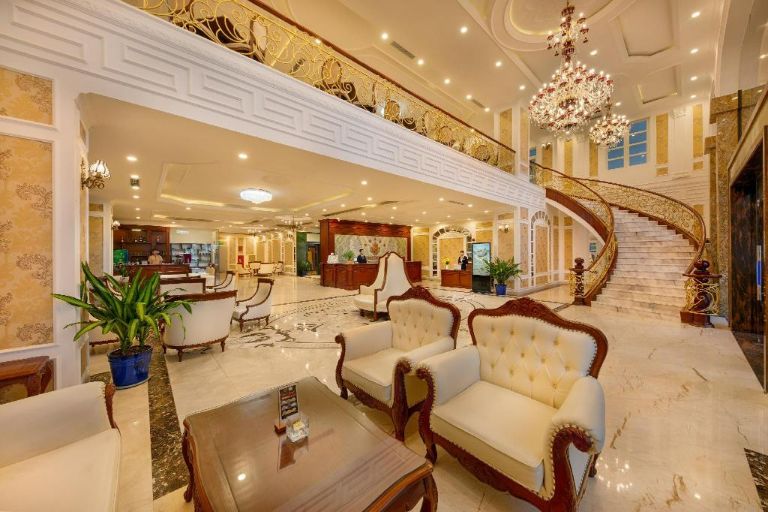 Không gian đại sản với nội thất thiết kế mang phong cách phương tây vô cùng sang trọng tại khách sạn Đà Nẵng gần biển 