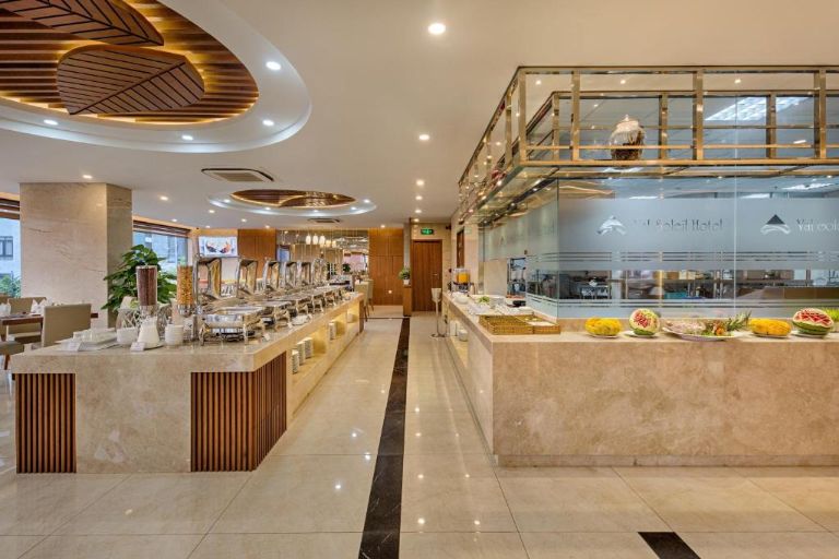 Nhà hàng Val Soleil phục vụ bữa sáng theo hình thức buffet và thực đơn được linh hoạt thay đổi theo từng ngày - Khách Sạn Đà Nẵng Gần Cầu Rồng